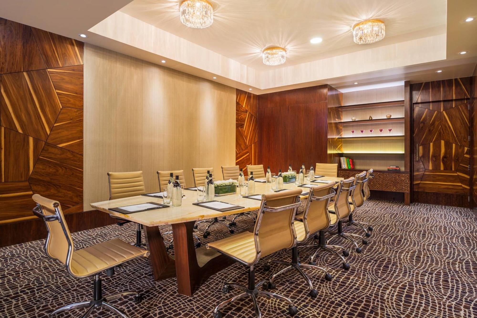 เดอะ เซนต์ เรจิส มุมไบ Hotel ภายนอก รูปภาพ Meeting room at the hotel
